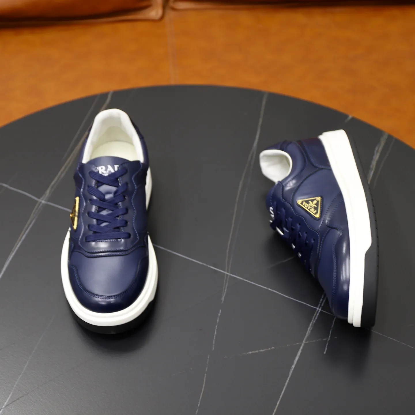 Factory price: 760💰Top original order Brand: PRADA (Prada) Standard code: Men's size 38/44 (45 can be customized) Grade: Same as the official website Material: Original cowhide stitching imported cowhide lining Original combination two-color wear-resistant soft outsole Style category: Leisure and sports version Young fashion European and American trend British style Color: Real picture color